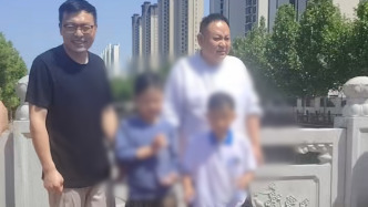毫不犹豫游到对岸，热心店老板救起两名落水儿童