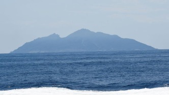 中國海警依法驅(qū)離日非法進入我釣魚島領(lǐng)海船只