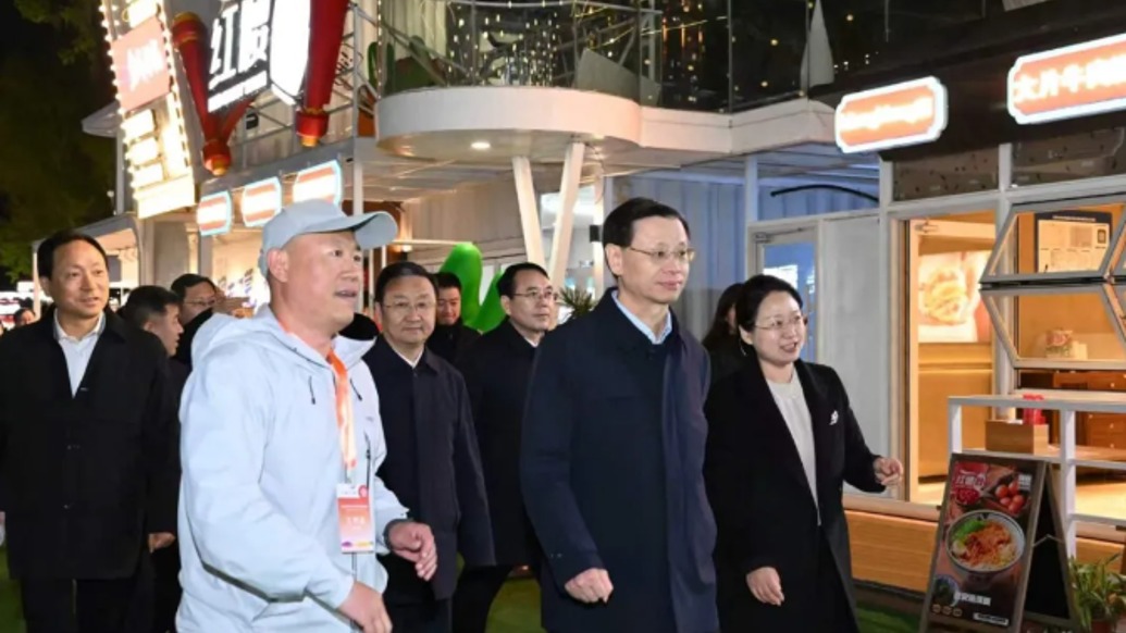 辽宁省委书记、省长等共同巡看夜经济市集