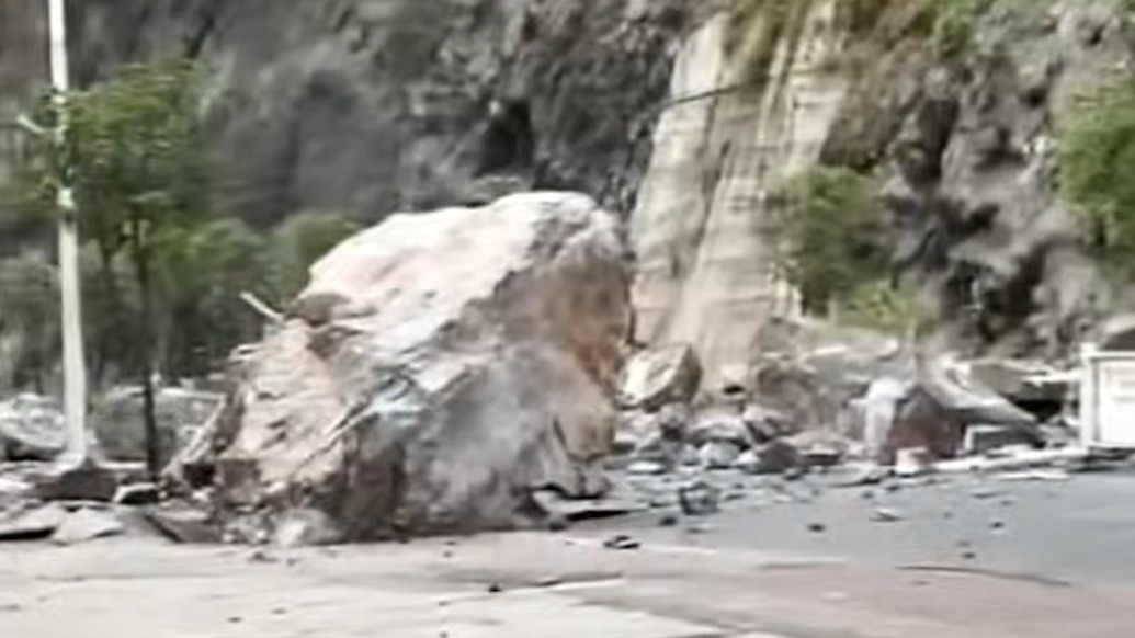 受强降雨影响广西凤山县一山体突发岩石崩塌，造成2人受伤