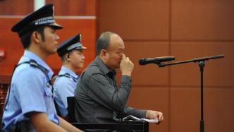 广东“坟爷”案昨日开庭：两名被告人对两项指控不认罪，法院将择期宣判