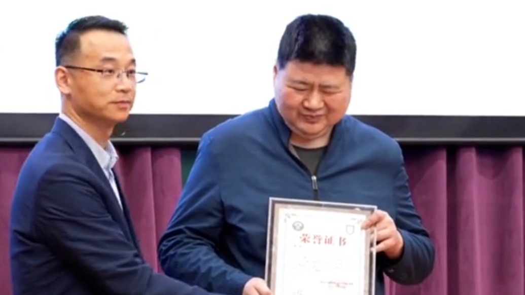 53岁盲人按摩师出版物理学著作，武汉大学物理学院授予“荣誉院友”称号