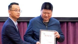 53岁盲人按摩师出版物理学著作，武汉大学物理学院授予“荣誉院友”称号