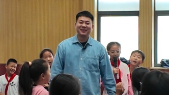 追光的你丨“让孩子们身体心理都健康”，爆红的“跨界体育老师”谈教学核心