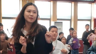 追光的你丨重返童年！跟着全网爆红的“跨界体育老师”上堂课