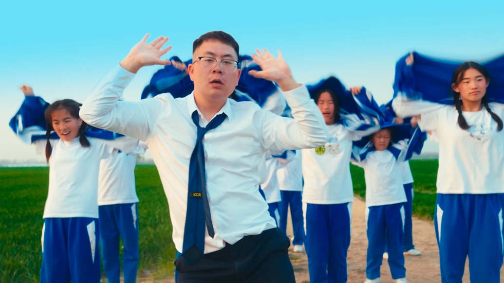 追光的你丨“把擅長(zhǎng)的事做到極致”，體育老師談“跨界”出圈的“超能力”
