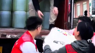 贵州“村超”捐物资驰援广西钦州，志愿者：我们被雨淋过，现在想为他们撑伞