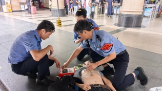 黄金4分钟生死救援！南宁火车站工作人员用AED成功救助晕厥旅客