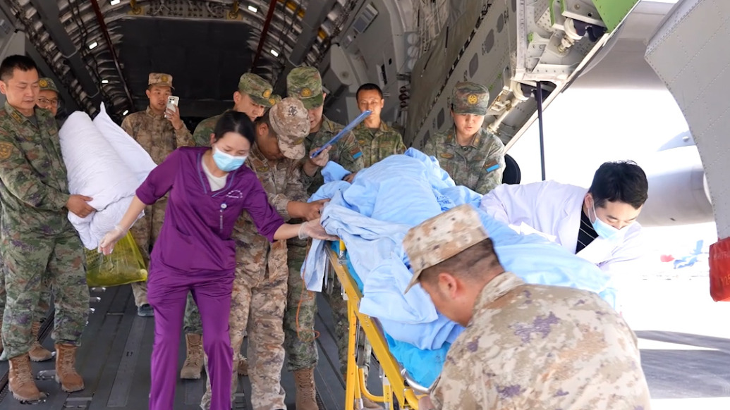 高原战士突发重病，军地接力千里空运转危为安