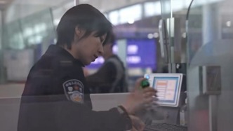  五一劳动者“边检小蓝”：高频查验保持从容，让旅客走得“快一点顺一点”