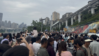 湃用场丨“吃轻轨”的重庆李子坝观景台，如何应对假日大客流？