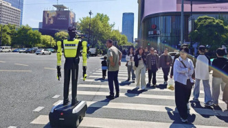 全国首支机器人交警中队在杭州正式上岗，可纠违、能指路