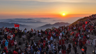 五一假期首日：有景區(qū)清晨即發(fā)限流公告，泰山山頂2萬多名游客共看日出