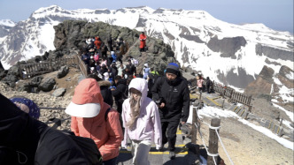 五一假期首日，西夏陵、长白山等景区游客量同比增幅超一倍