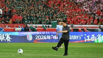 江西省省長葉建春為2026“贛超”揭幕戰(zhàn)開球