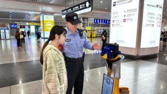 “小黄鸭”机器人亮相杭州，协助铁路民警守护旅客出行安全