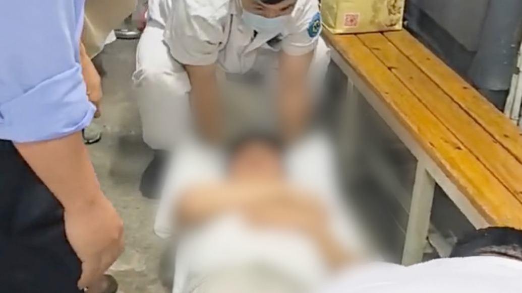 湃用場(chǎng)｜游客打卡網(wǎng)紅輪渡突發(fā)身體不適，警醫(yī)輪渡工作人員聯(lián)手緊急救援