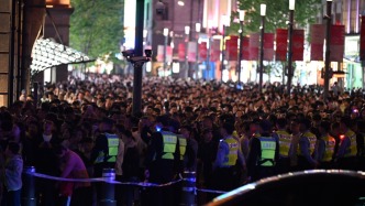 “五一”假期上海外滩、南京路等客流如织，警方用科技加强安保