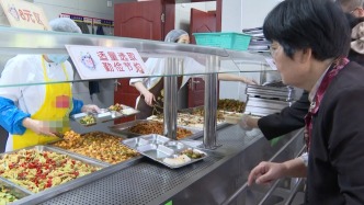 热饭菜里的城市温度丨湖北赤壁机关食堂对外开放：“五菜一汤”18元，米饭免费续
