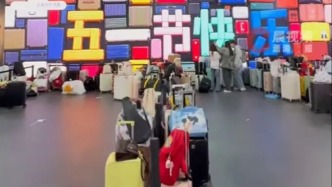 “无人行李墙”和“开放的大院”为何火？媒体：本质上在做同一件事