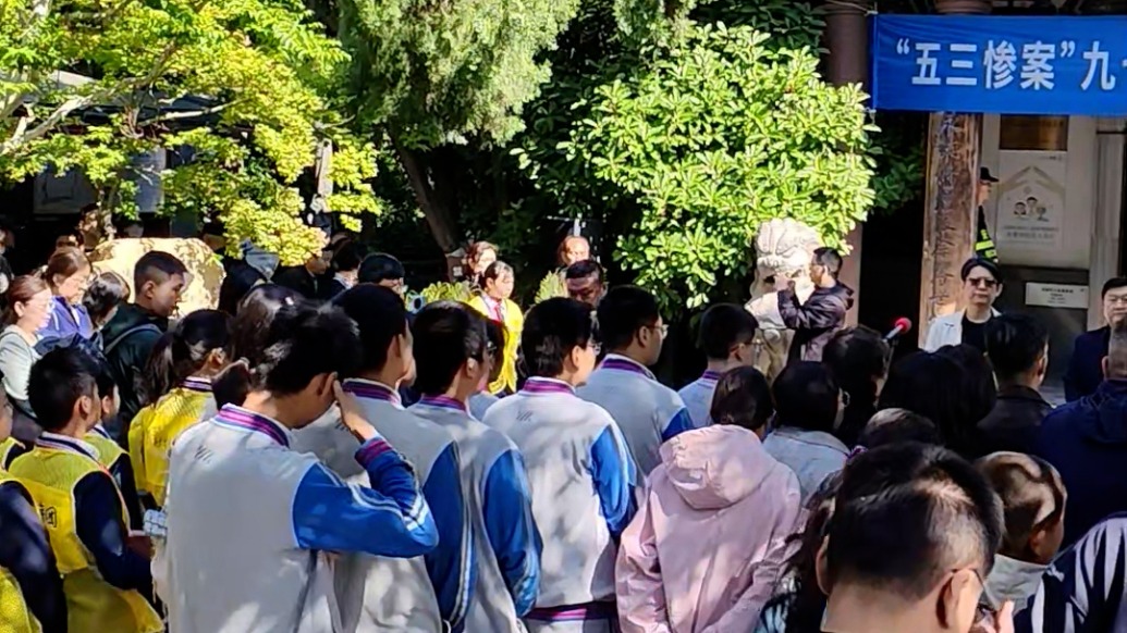 济南鸣响防空警报纪念“五三惨案”98周年，市民自发献花 
