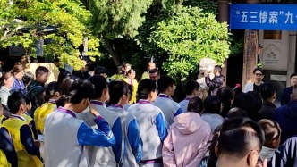 濟南鳴響防空警報紀念“五三慘案”98周年，市民自發(fā)獻花 