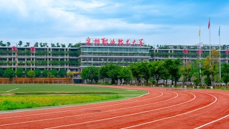 校方回应“学生走路看手机被劝退并辞退4名教师”：实际未执行