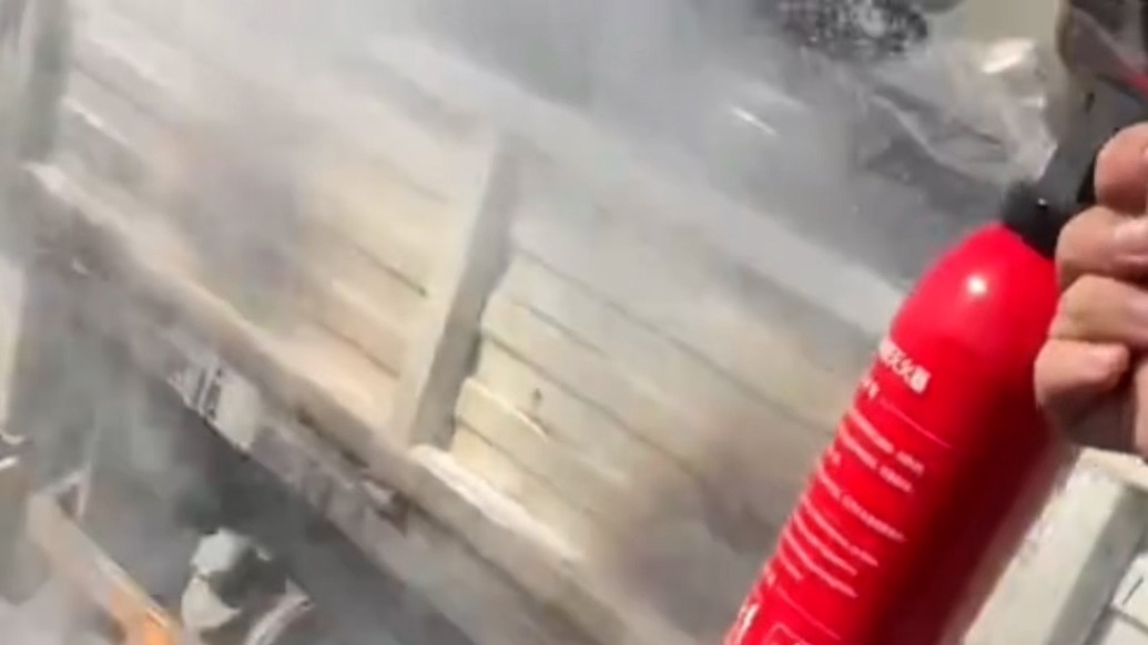路遇货车突发火情，三名大学生拎灭火器参与救援并救了车上两只小狗