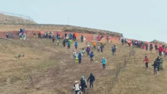 山西五台山突降风雪，有游客被困搭帐篷过夜差点失温，当地应急管理局回应