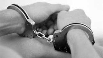 广西北流一男子无证驾驶套牌车冲卡逃窜，被警方行拘20日