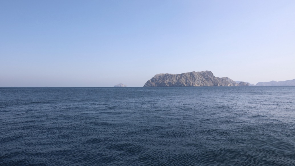 美军称两艘悬挂美国国旗的商船已通过霍尔木兹海峡