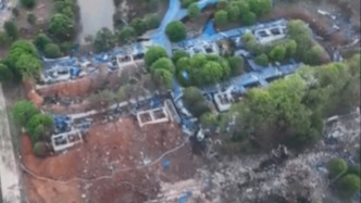视频丨航拍湖南浏阳烟花厂爆炸事故现场：专业人员进入核心区域救援