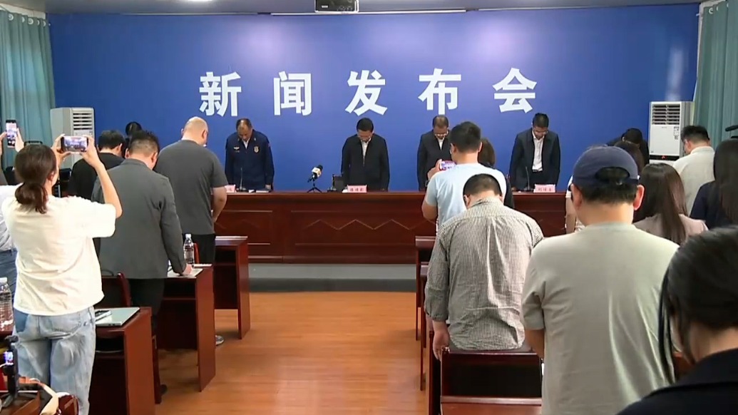 浏阳烟花厂爆炸已致26人死亡61人受伤，发布会现场全体起立为遇难者默哀