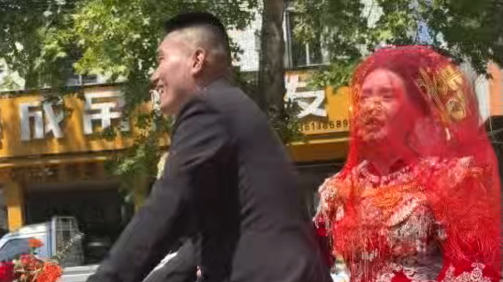 新娘被新郎用自行车接去结婚：就像过日子要脚踏实地同甘共苦