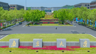 南大新傳院把“現(xiàn)場(chǎng)”搬進(jìn)課堂，學(xué)生主筆寫評(píng)論“逆轉(zhuǎn)”帝王蟹輿情