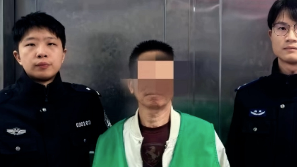 民警3秒制服醉酒鬧事者，周圍群眾拍手叫好