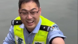 卷起裤脚跳进淤泥捞手机，给这位上海民警点赞