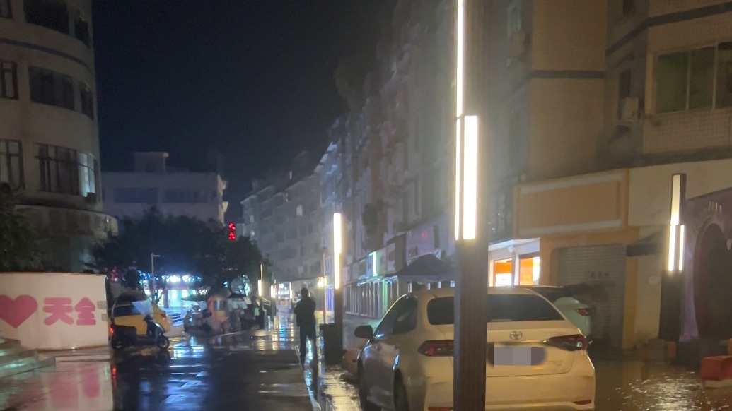 澎湃回声｜旧改后路灯频繁不亮，居民反映20余次无果！报道当晚，雅安天全这条街终于亮了！