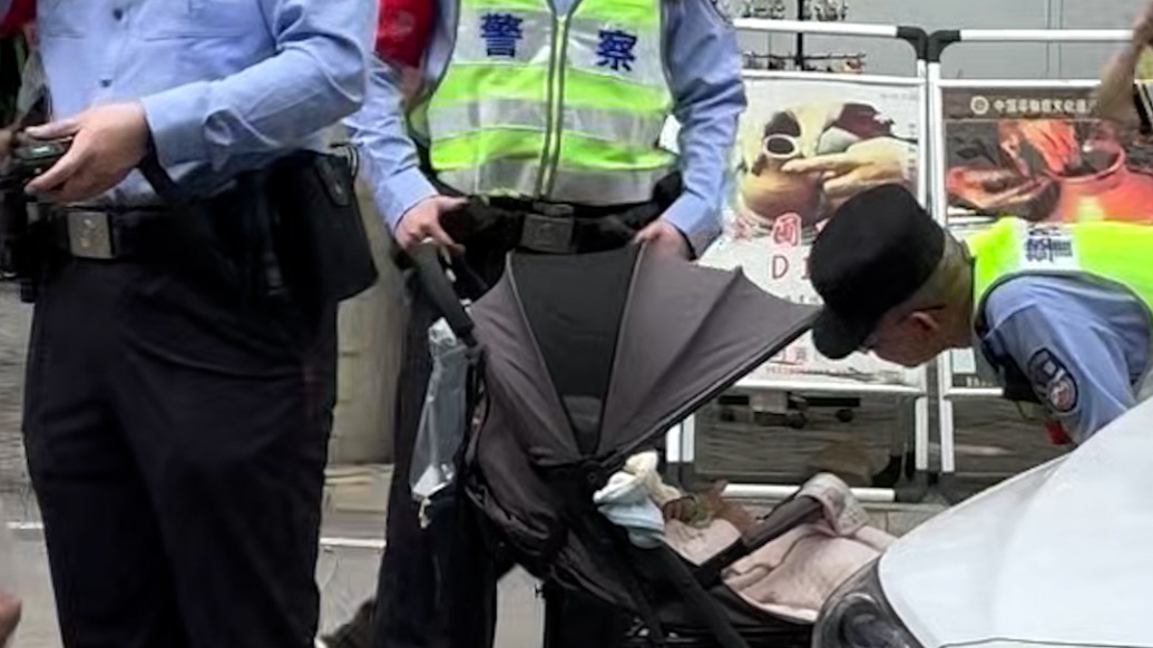 妈妈着急如厕托付婴儿，民警变身“临时奶爸”守护7分钟