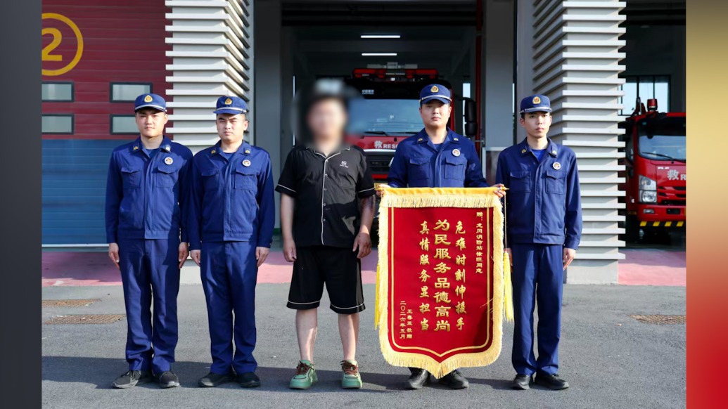 凌晨偶遇车辆侧翻，休假消防员与妻子出手相救