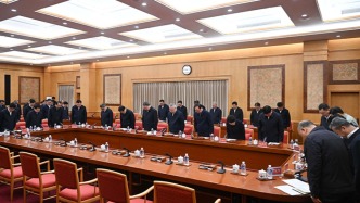 湖南省委書記沈曉明主持召開調(diào)度會(huì)，與會(huì)同志向?yàn)g陽(yáng)煙花廠爆炸事故遇難群眾默哀