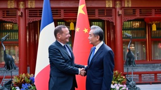 王毅同法国总统外事顾问博纳会谈