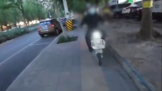 北京交警回应盲人女孩盲道被撞事件：将依法处置