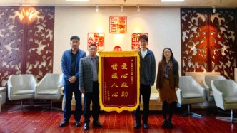 “我來開！”網(wǎng)約車司機突發(fā)疾病，人大學(xué)生挺身而出接過駕駛位開往醫(yī)院