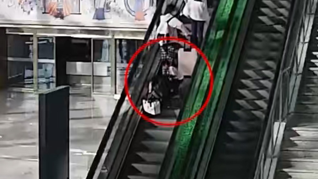 旅客乘扶梯時(shí)突發(fā)心臟疾病暈倒，鐵警緊急救助