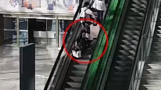 旅客乘扶梯時突發(fā)心臟疾病暈倒，鐵警緊急救助