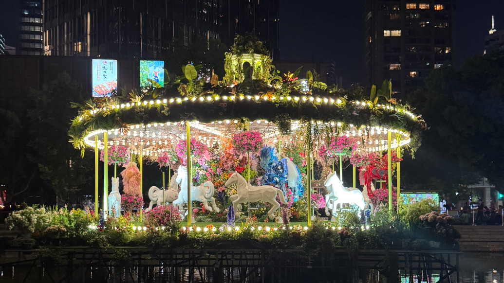 上海这只花艺旋转木马“出圈”背后，是设计师把童年记忆变成了城市风景