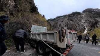 自駕游途中發(fā)現(xiàn)一起車禍，熱心司機(jī)召集眾人用絞盤(pán)打開(kāi)車門救人