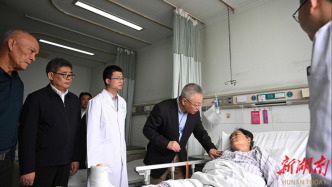 湖南省委书记看望浏阳华盛烟花厂爆炸事故收治伤员