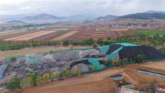央媒调查辽宁凌源20万吨钢渣露天堆放，当地将投入千万处理
